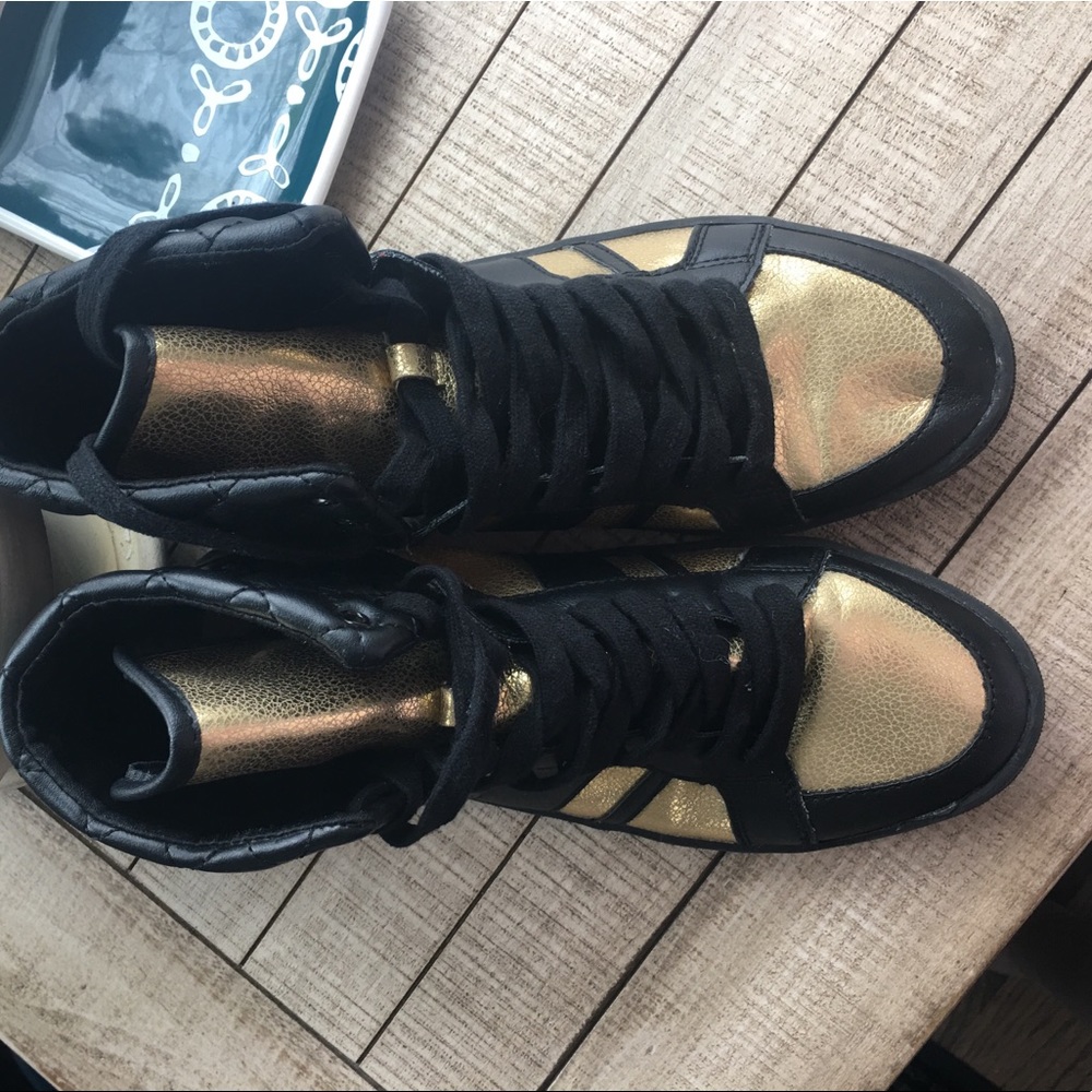 FOREVER 21 black and gold tennis shoes
